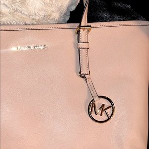 MK Shoulder Tote 👄